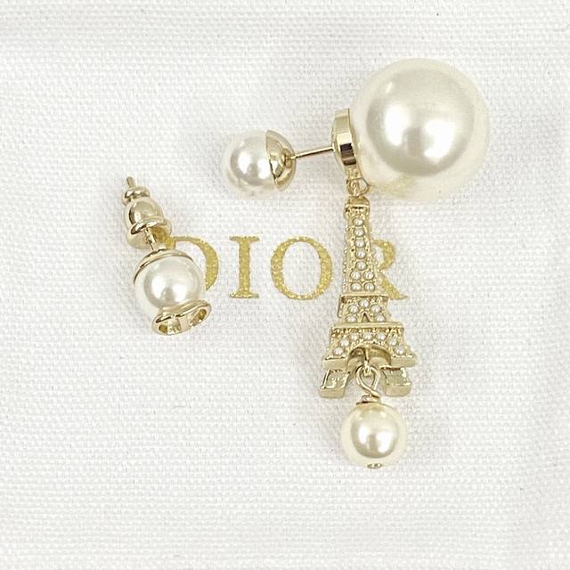 Dior耳钉热销款火爆上新 迪奥ab款巴黎铁塔耳环 一只饰以铁塔吊坠 镶以精美的树脂珠 浪漫的巴黎气息 优雅又气质